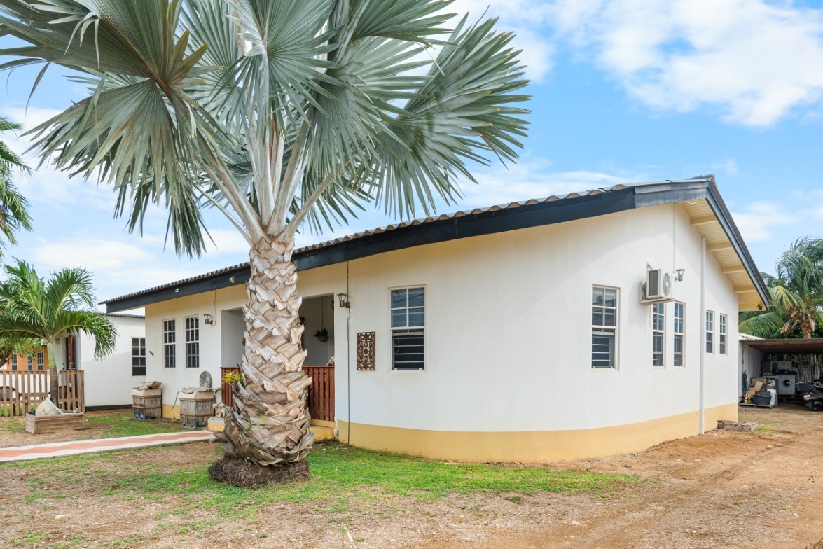 Property in Nikiboko — exterior photo 1