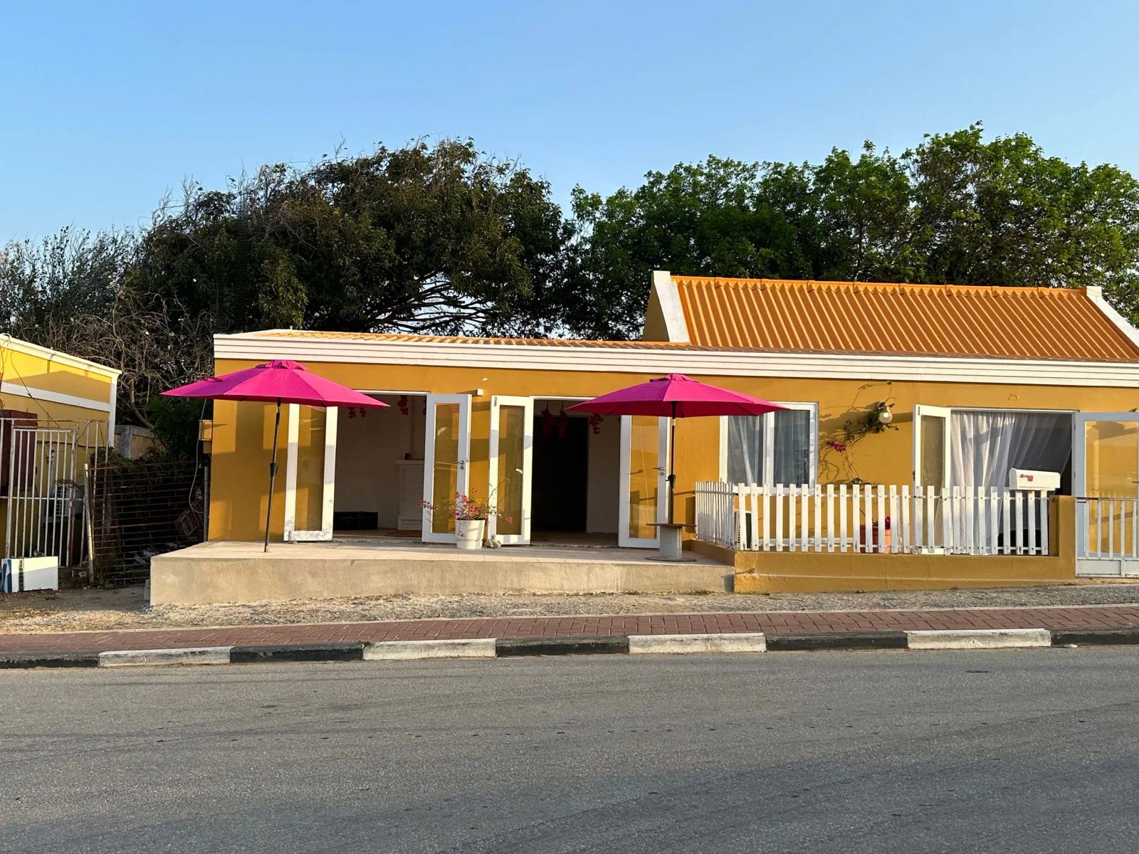 Commercial in Bonaire — exterior photo 1