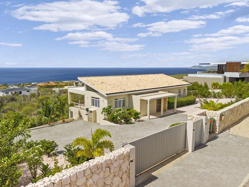 Crown West 239 – Villa in Sabadeco