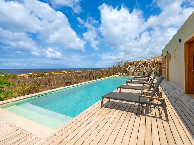 Crownwest206 – Villa in Sabadeco