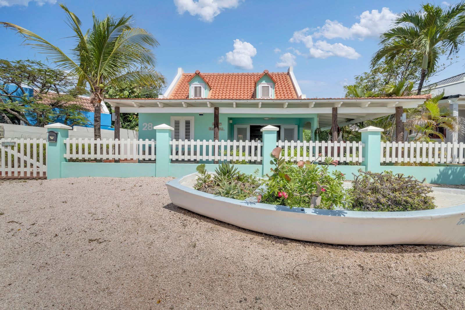 Property in Kralendijk — exterior photo 1