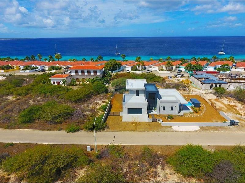 Modern Villa close to the Ocean – House in Sabadeco
