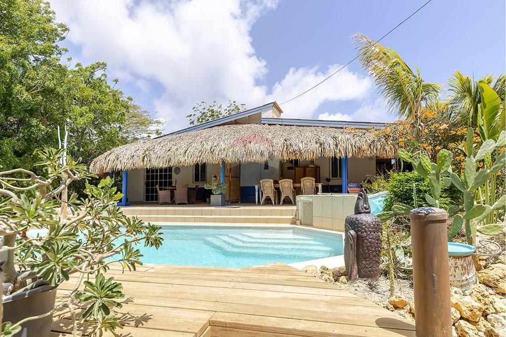 Property in Nikiboko — exterior photo 1