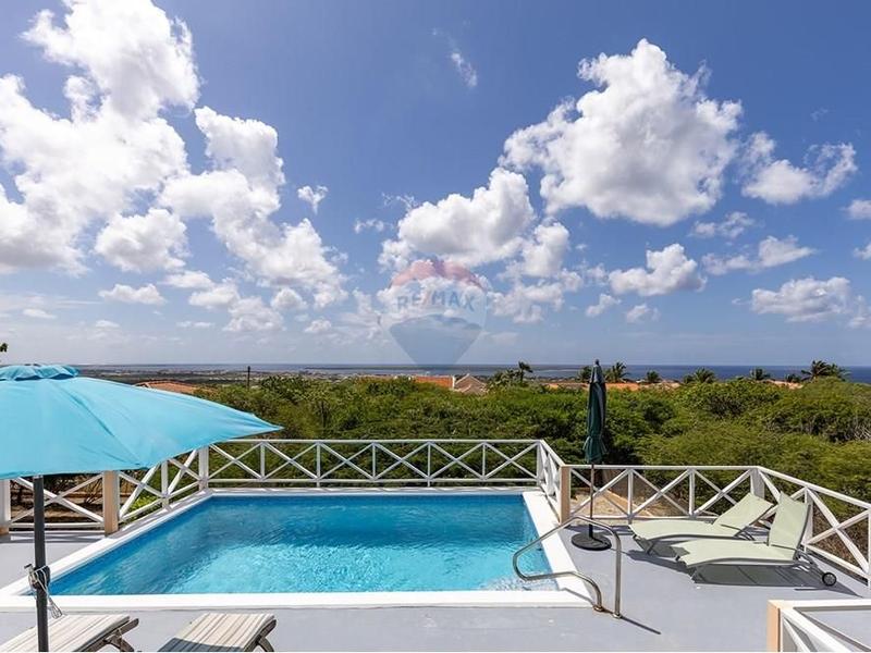 Amazing Views from every Corner of this Villa – Villa in Santa Barbara