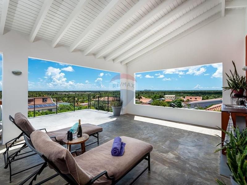 Spacious Villa with Apartment and Ocean Views – Villa in Lagoen Area