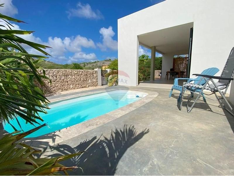 Apartment looking over peaceful nature with a pool – Apartment in Santa Barbara Republiek