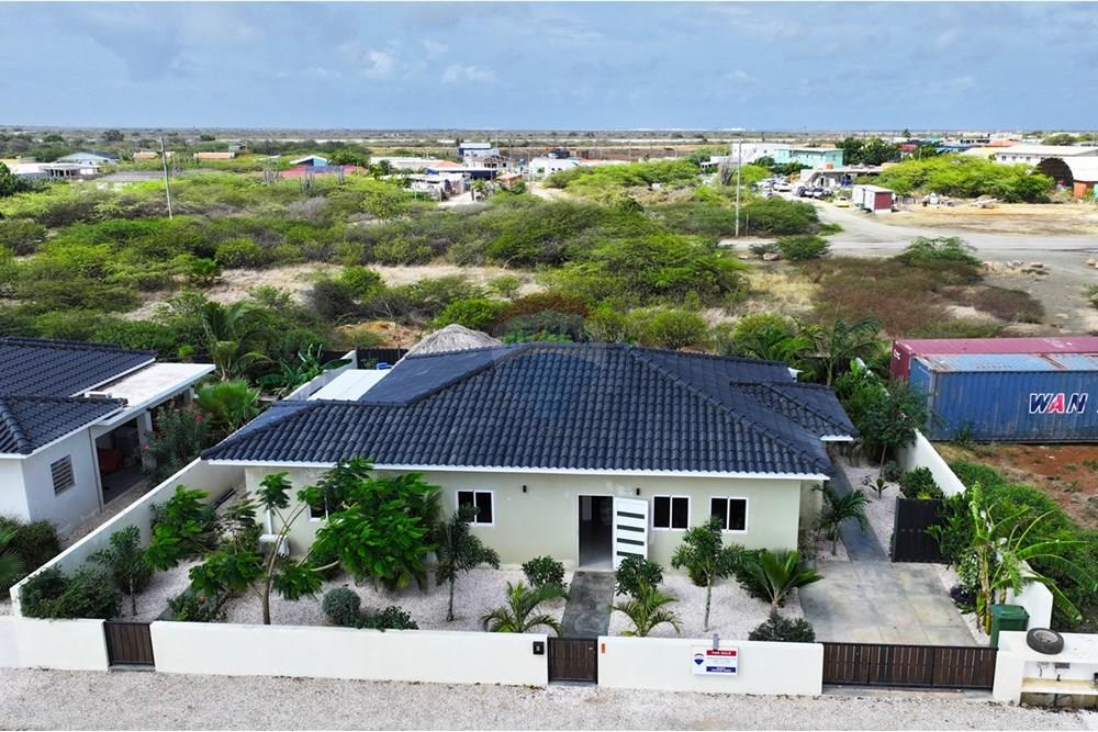 Property in Nikiboko — exterior photo 1