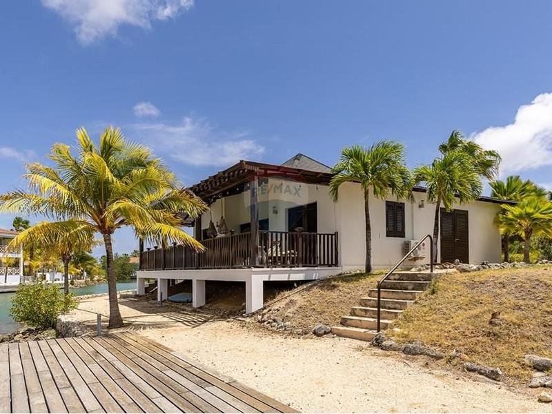 Carefree Living at the Waterfront – Villa in Kralendijk