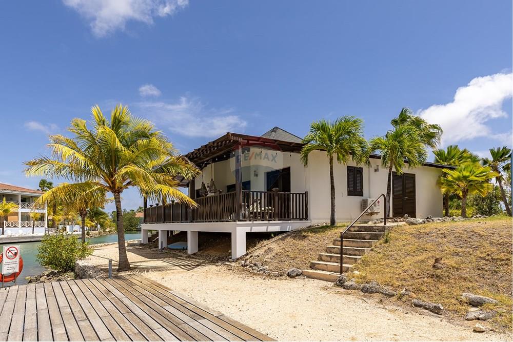 Villa in Kralendijk — exterior photo 1